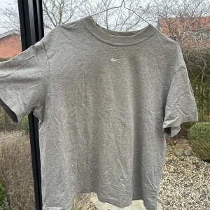 Oversized Nike t-shirt - En oversized grå Nike t-shirt, sjukt skönt material, inget sönder, använd endast ett par få gånger :)
