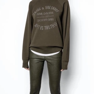 Zadig Voltaire sweatshirt - Säljer min ascoola Zadig Voltaire sweatshirt i mörkgrön. Nästan aldrig använd oxh köptes för 2100kr. Säljer för 1200kr❤️❤️kan diskutera pris vid snabb affär