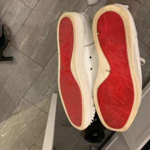Loubs  - Säljer dessa vita loubs i storlek 43( sitter större) lite slitna men inga större skador! Box o extra nitar finns, tveka inte på fråga något!