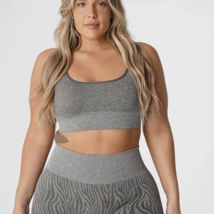 NVGTN Sport BH - Säljer oanvänd (endast provad) sport-bh. Plagget har ett sömlöst material och är därför mycket stretchigt. Behån har uttagbara kupor och har medium support. 