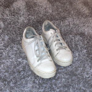Sneakers  - Ett par vita sneakers i använt skick, men sparsamt använda. Dom är lite slitna vid hälarna, storlek 36 och passar mig som har 36/37 🤍 dom tvättas innan jag säljer.