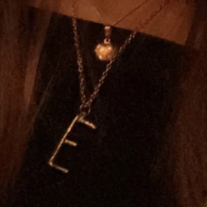 Maria Nilsdotter E - säljer mitt asfina Maria Nilsdotter guldiga E halsband! De är längden 45 cm! När jag köpte de originellt var de i silver men lämnade in de hos Maria nilsdotter och fick färgern bytt till Guld! Asken kommer med vid köp! Skriv priv vid intresse❤️❤️