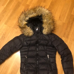 Rockandblue jacka  - Fin jacka från rockandblue. Köpt den här på Plick så den är i använt skick. Finns två ställen på ryggen där de gjort försök att sy