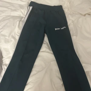 Palm Angels byxor - Mörkgröna palm angels byxor, helt äkta har använts några gånger och är i 9/10 bra skick. Storlek M men passar både för folk med M och S.