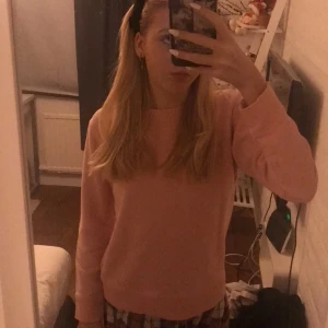 Rosa gant tröja  - En fin rosa gant tröja i storlek 146/152 dock ganska stor i storleken. Jag brukar ha S i storlek men kan fortfarande ha den. Bara att jag aldrig nästan använder den men den är väldigt fin och ser ny ut. Använt 2 gånger