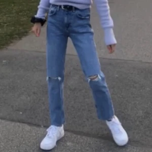 Jeans  - Zara jeans!!💛💛💛 Säljer dessa snygga jeans från ZARA. Slutsålda i butik och hemsida. Stl 34