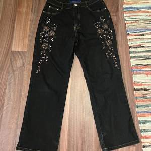 Det är varelli jeans i storlek 14, jätte snygga detaljer på byxorna. Säljer dom då dom är lite för stora för mig i midjan och för jag har för många byxor 