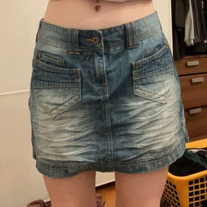 lågmidjad kjol - lågmidjad jeanskjol, inga defekter💗 tror midjemått är typ 80, pris kan diskuteras💕
