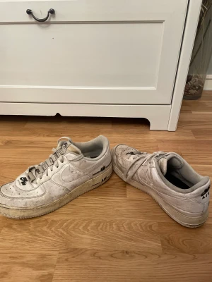 Nike Skor - Nike AirForce 1 Skor Storlek: 44.5 Slitna därav det låga priset Går att putsa inför köp