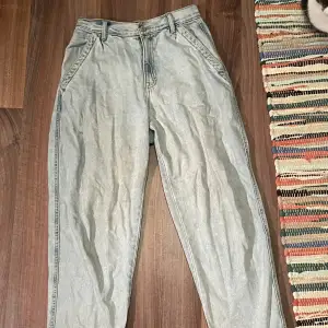 Ett par ljusa jeans från pull&bear I storlek 38, har någon fläck (pris kan diskuteras),  Säljer dom då jag har för många jeans och försöker ränsa!