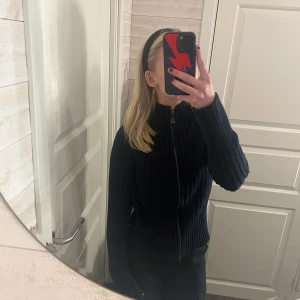 Cardigan - Säljer denna marinblå cardigan från tommyhilfiger 