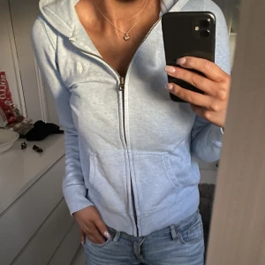 Ralph lauren tröja  - Blå zip hoodie från Ralp lauren, använd fåtal gånger så väldigt fint skick. 🙈⚡️ 300 + frakt 🤍