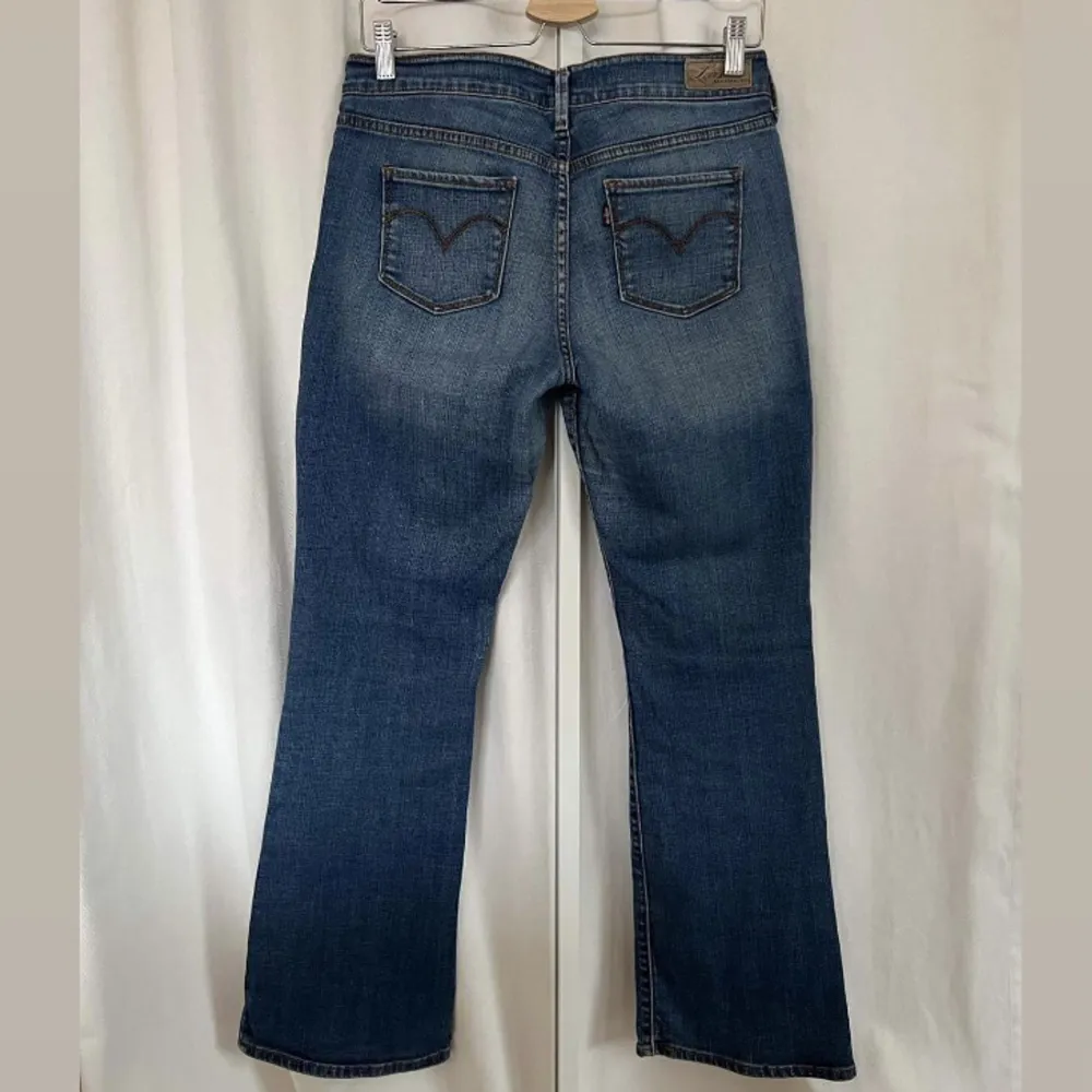 Levis bootcut jeans i modellen slight curve med classic rise och bootcut, storlek 6/28. Jag har storlek 36/38 och är 160cm, skulle säga att modellen är low waist.. Jeans & Byxor.