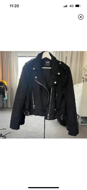 Jacka - zara - Jacka i moccamaterial från Zara i storlek XL. Passar mig som normalt har storlek S/M i jackor. Säljer då den aldrig har kommit till användning. Skriv för mer info🤍💖