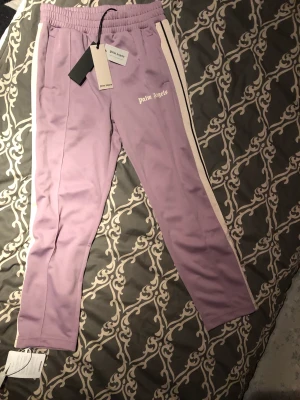 Palm angels  - Säljer dessa Palm angels byxor dem är aldrig använda så 10/10 i skick. Alla lappar sitter kvar och allt sånt Storlek L