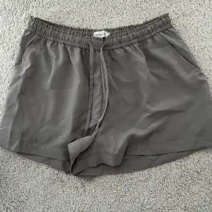 Beige/gråa shorts i tunt material, knappt använda!