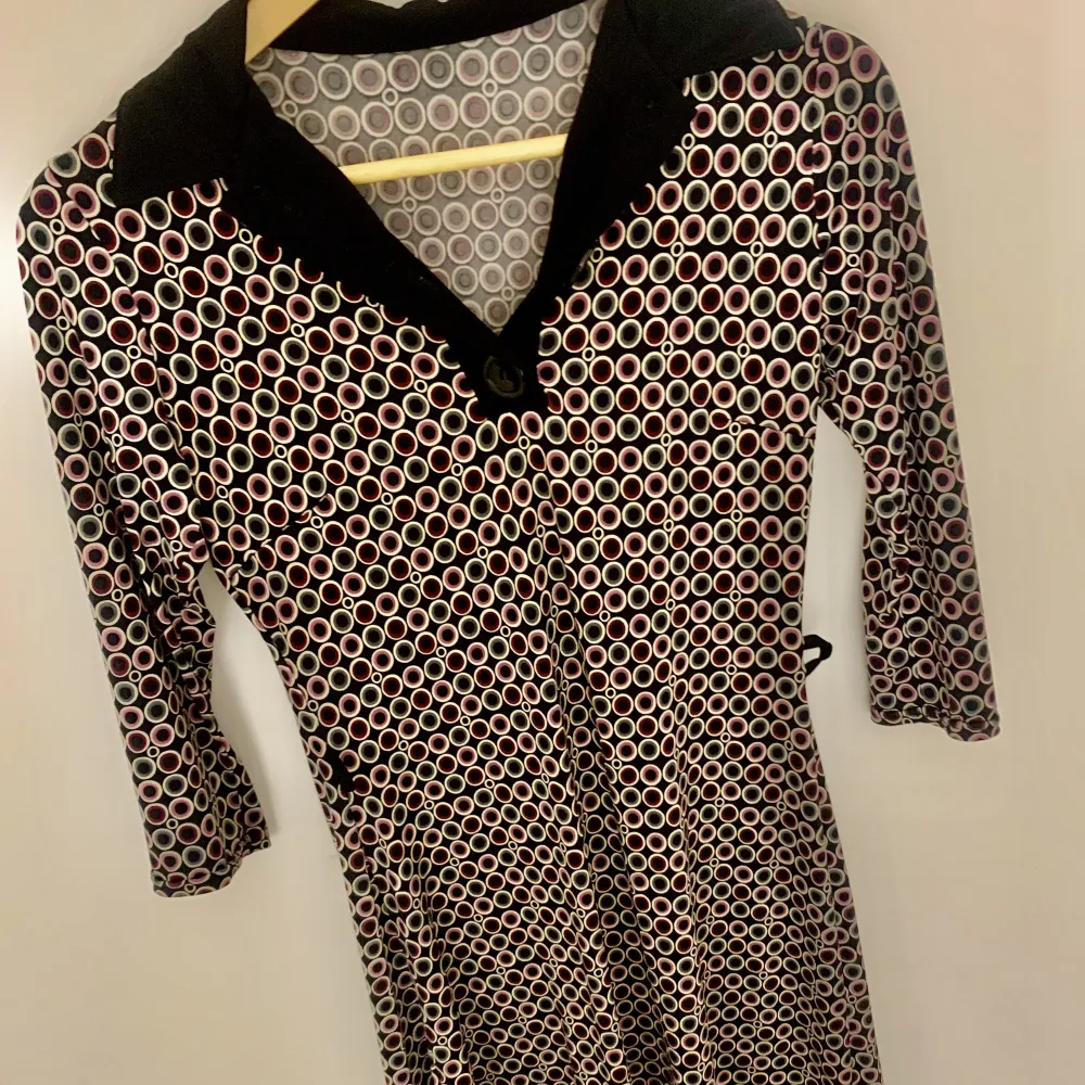 Vintage klänning i 70-tals stil, köpt på beyond retro, stretchigt material . Klänningar.