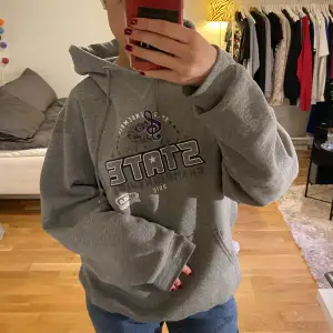 superskön hoodie med coolt tryck på framsidan!! sitter oversized på mig som har S!!💞💞 den är i fint skick! Hör av er vid frågor eller för fler bilder💞