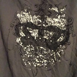 y2k tröja - y2k esc tröja med detaljerat tryck, säljer cuz necklinen e stor för mig men annars passar den bra som oversized