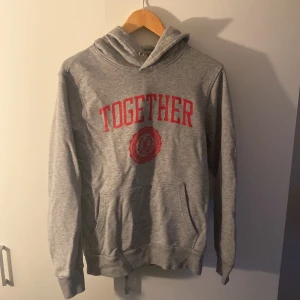 Grå hoodie med rött tryck! - Junkyard hoodie, storlek small med relativt tunt material.