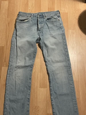 Levis 501 - Ljus blå Levis 501, okej skick