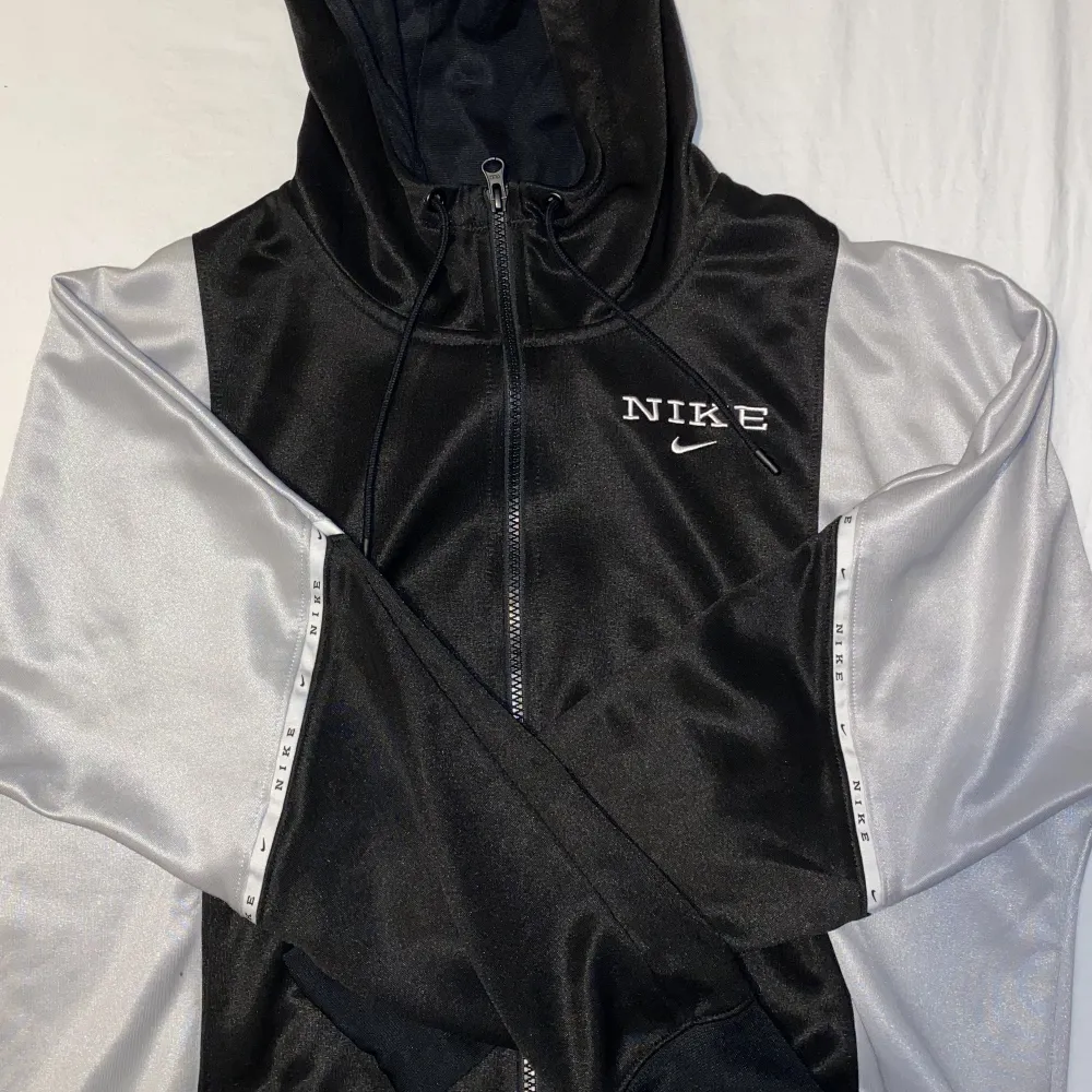 Oanvänd zip hoodie från Nike i storlek s.. Tröjor & Koftor.