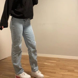 Jeans  - Säljer dessa raka blå jeans för att dom är för små i midjan på mig. Aldrig använda🥰  Rätt så lågmidjade🫶🏻 