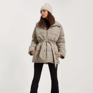 Jacka - Knappt använd. Storlek 36 (lite oversize)  Nypris:799