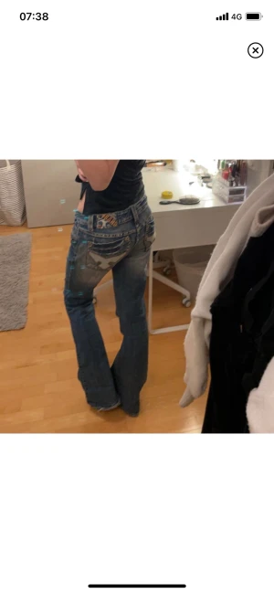 Lågmidjade bootcutjeans - Supersnygga jeans med coola detaljer på fickorna, köpta här på plick. Har inte kommit till användning därav säljer jag dom. (Lånade bilder) Midja: 36 Innerbenslängd: 81