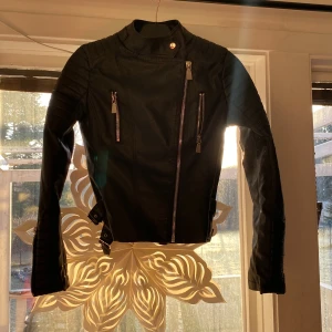 Skinnjacka  - 2 likadana skinnjackor från tessie i strl 38. En i princip ny, säljes för 200kr. En mer använd men fortfarande i jättebra skick, säljes för 150kr. 