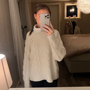 Stickad tröja - Jag säljer denna superfina vita stickade polotröjan i storlek M, men passar S!❤️‍🔥 10/10 i skick