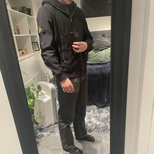 Stone Island soft Shell jacka  - Hej! Jag säljer nu min Stone island jacka som jag för något år sedan köpt på nk. Skick=9/10. Storlek=L.  Pris kan diskuteras.