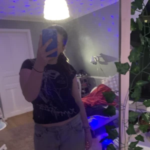 Snygg tröja - Snygg tröja köpt second hand med cool design! Storlek L men sitter som S/M