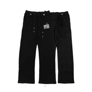 Corvidae Trackpants - Bästa track pantsen i gamet. Slutsålda från Corvidae o kommer troligtvis inte släppas igen. Nya i originalpåse. Perfekt passform, sjuk kvalité och adjustable nere vid benöppningen. Bara att skriva vid fler frågor🙌