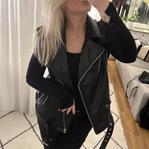 Skinnväst - Skinnväst från hm💗💗 superfin över en gullig klänning  Använd någon gång så väldigt bra skick!!
