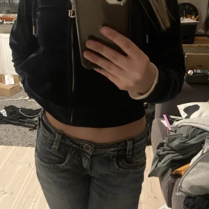 Lågmidja jeans  - Killah jeans i bra skick as sny och lågmidjade!💞 jag är 1,58 och jeansen sitter perfekt, har stl på jeans 32 annars💜