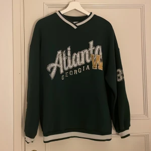 oversized tröja  - en mörkgrön oversized tröja från Bershka