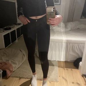 CRW ridbyxor  - Säljer dessa ridbyxor i storlek 38, ganska slitna på grippet men fortfarande användbara. Ej tvättade på bilden🤍 bara att skriva om du vill ha fler bilder eller undrar över något. 100kr plus frakt 66kr