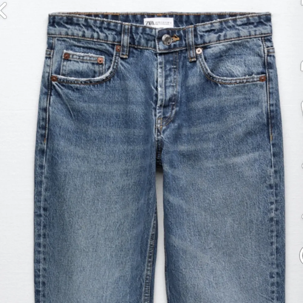 Säljer nu dessa populära zara mid Rise jeans som är helt utsålda. De är knappt använda och säljer pga fel storlek. Skriv till mig om ni vill ha egna bilder, pris kan diskuteras☺️. Jeans & Byxor.