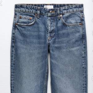 Säljer nu dessa populära zara mid Rise jeans som är helt utsålda. De är knappt använda och säljer pga fel storlek. Skriv till mig om ni vill ha egna bilder, pris kan diskuteras☺️