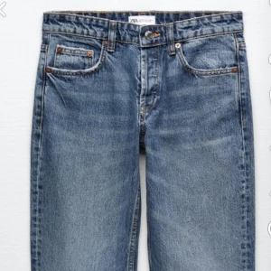 Zara jeans - Säljer nu dessa populära zara mid Rise jeans som är helt utsålda. De är knappt använda och säljer pga fel storlek. Skriv till mig om ni vill ha egna bilder, pris kan diskuteras☺️