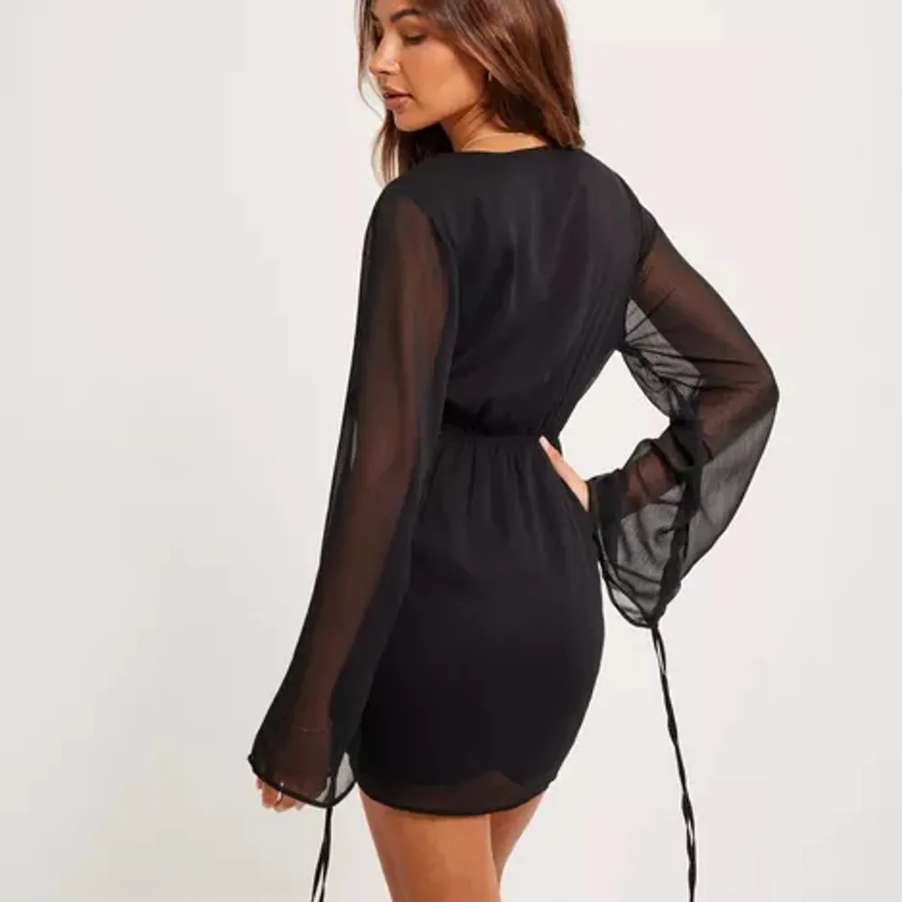 Köptes för 3 månader sedan men har tyvärr inte kommit till användning. En fin svart klänning med snören man kan justera ärmarnas längs. Detta finns även på kjolen. Jättefin till utetillfällen med kompisar! . Klänningar.