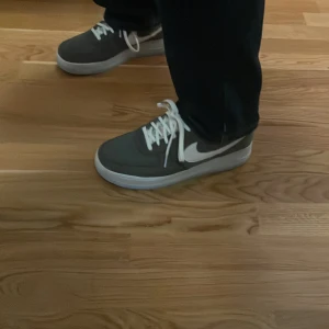 Nike Air Force 1 - Ett par oanvända Nike Air Force’s.  Modell: Nike Air Force 1 ’07 LV8 Canvas herr.  Har inte använt dem någonting,  Köpta för 1 150kr från JD Sports. Skickar med ett annat par snören i annan färg med skorna i köpet.