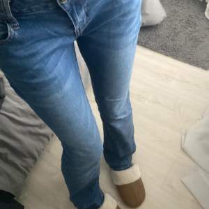 Snygga jeans från FashionNova och har storleken 3, jag är en 34/36💕Bootcut och lågmidjade med en fin blå färg! Ner till hälarna på mig som är 175⭐️