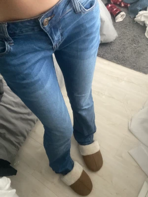 Blå jeans - Snygga jeans från FashionNova och har storleken 3, jag är en 34/36💕Bootcut och lågmidjade med en fin blå färg! Ner till hälarna på mig som är 175⭐️