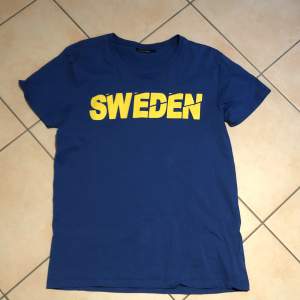 ”Sweden” tröja i storlek L. 25 kr  Betalning via ”köp nu” funktionen :) 