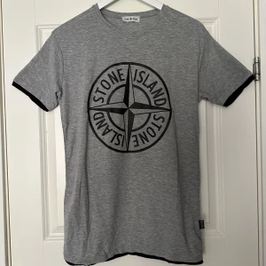 Stone Island T-Shirt - Stone Island t shirt storlek Large Mindre i storlek, jag är medium men använde Large på denna t shirt😁 Storlek: Medium/Large Färg: Grå Märke: Stone Island