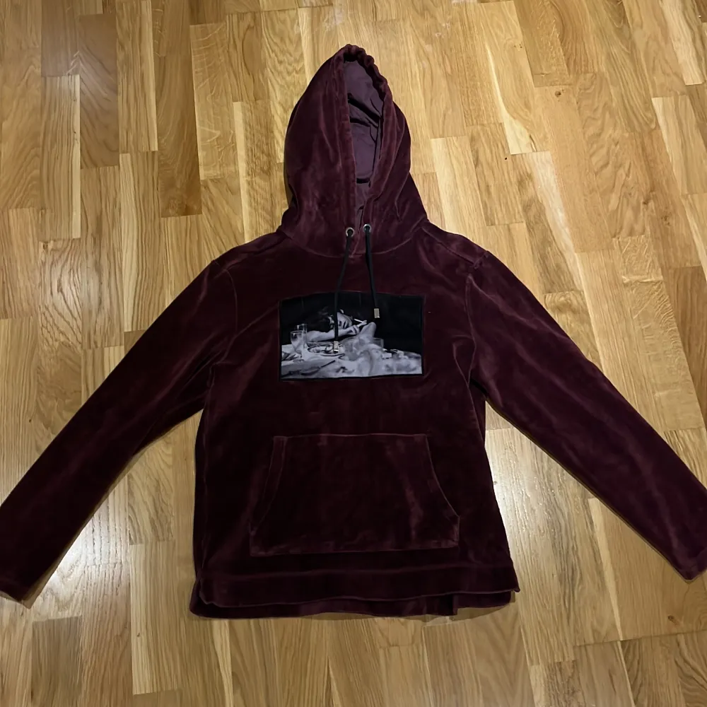 Säljer en limitato hoodie som kanppt är använd och är i bra skick. Köpte den på United fashion i Göteborg för 2900kr. Hoodies.