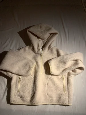 Tröja - Jättefin tröja från uniqlo, fick den i julklapp och har inte använt den så den är helt ny! Prislapp kvar! Skriv om intresserad❤️