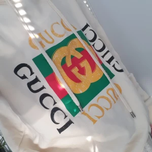 Gucci vintage logo cream tröja hoodie pullover - Cirka 11.000 nypris från gucci. Urtvättade rådlappar, lite noppriga snören. Distressed modell herrstorlek i Small. Skönt oversize på mig. Färgen är creme/beige. Tveka inte att skriva vid frågor/bilder och kolla gärna övriga annonser. Inget kvitto